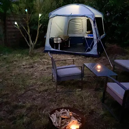Bivouac Sous Les Pommiers Dans Tente Tipi *