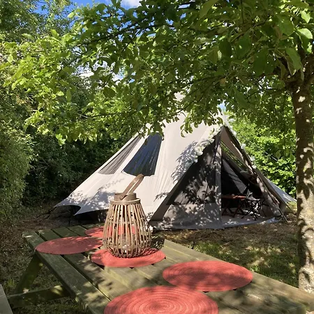 Bivouac Sous Les Pommiers Dans Tente Tipi